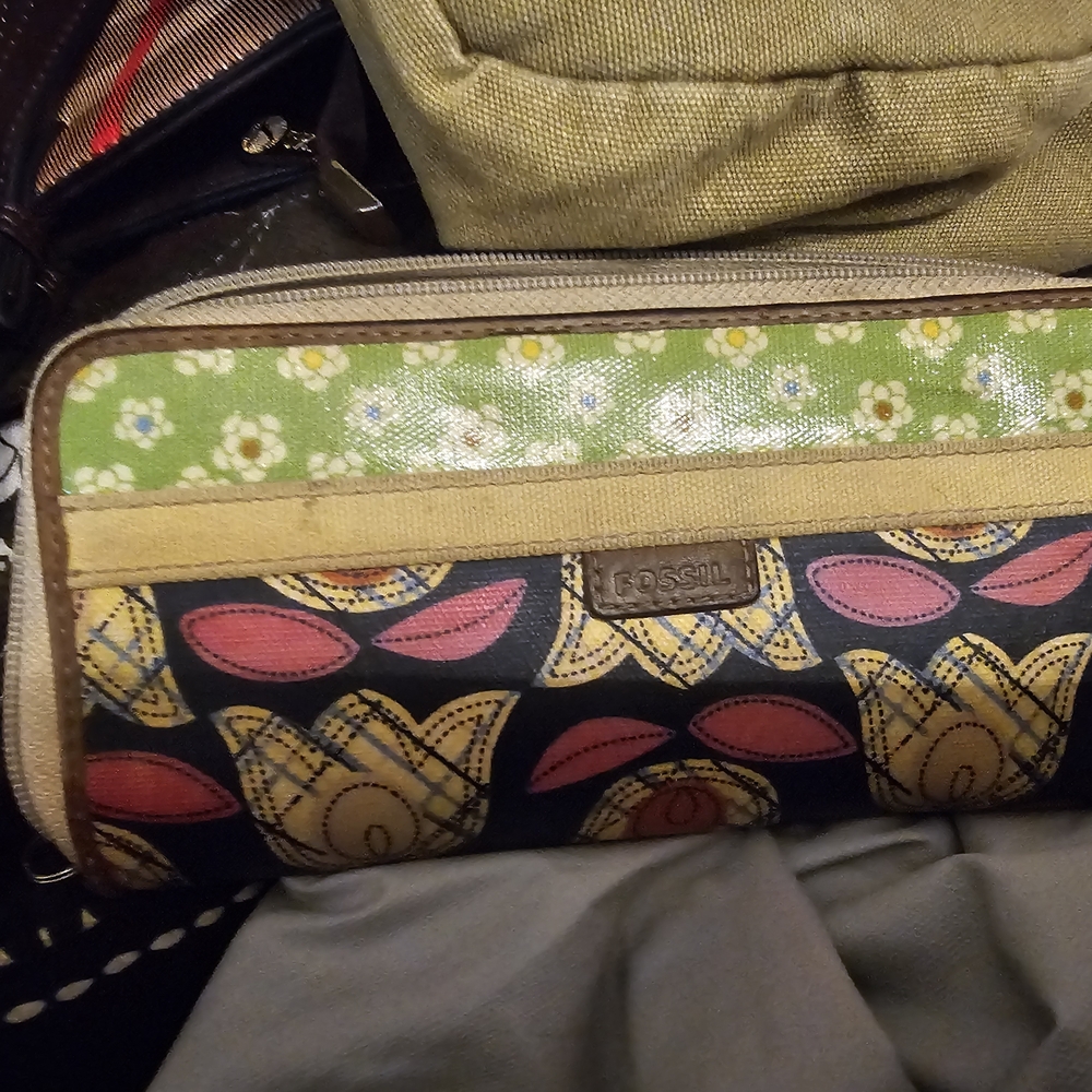 Fossil Women's Green and Black Floral Wallet